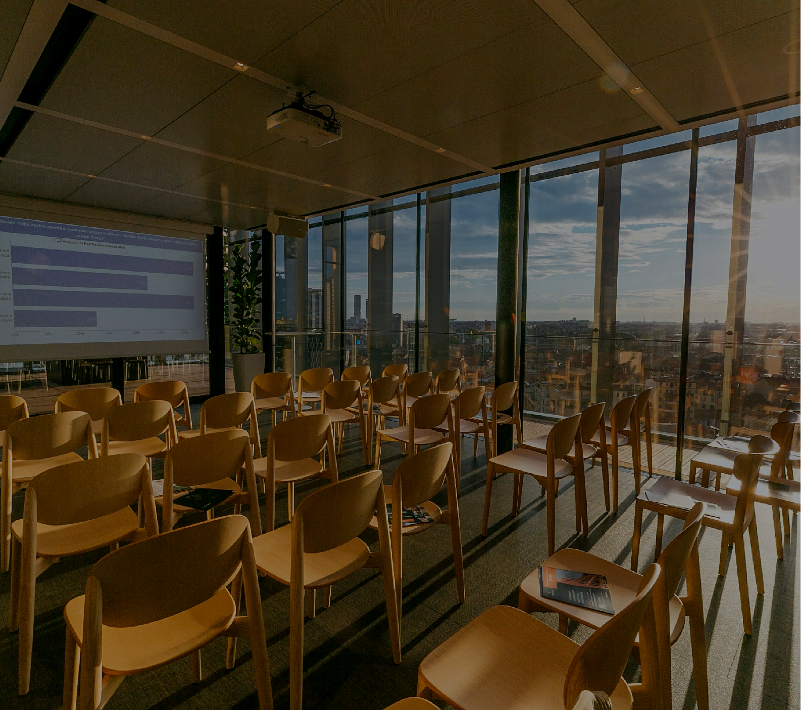 关键词：智慧办公，，观景会议室，，智能投影，，，，深圳市数矿科技;描述：深圳市数矿科技智慧办公场景下的观景会议室，，，配备智能投影等设备，，，，助力高效会议